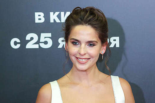 Актриса Лиза Моряк в корсетном платье отметила 30-летие в ресторане