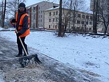 В Вологде борются со снежной кашей и гололедицей