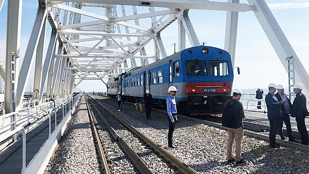 Названа дата открытия грузового сообщения по мосту в Крым
