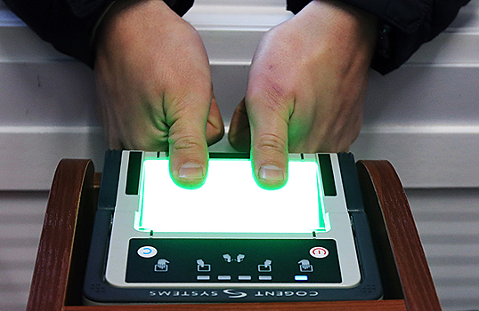 «Коммерсантъ»: иностранцев в России обяжут сдавать отпечатки пальцев и получать электронный ID