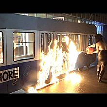 Суд наказал активистку Femen, спалившую трамвай Порошенко