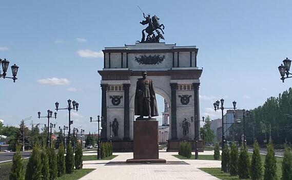 В курском парке «Патриот» продолжили реставрировать памятник Жукову