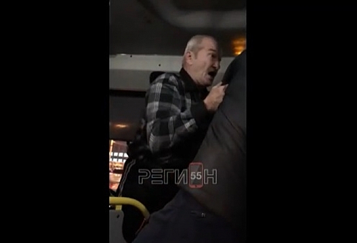 В Омске водитель маршрутки со скандалом выгнал студента из-за неработающего терминала