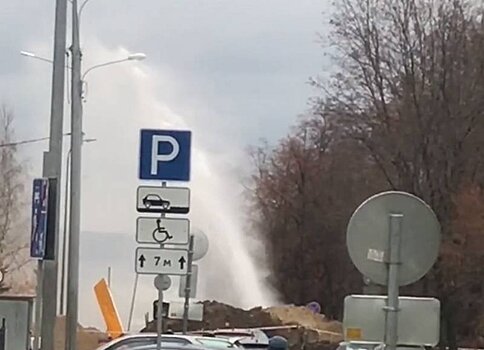 В центре Петрозаводска из-за ошибки строителей забил огромный гейзер