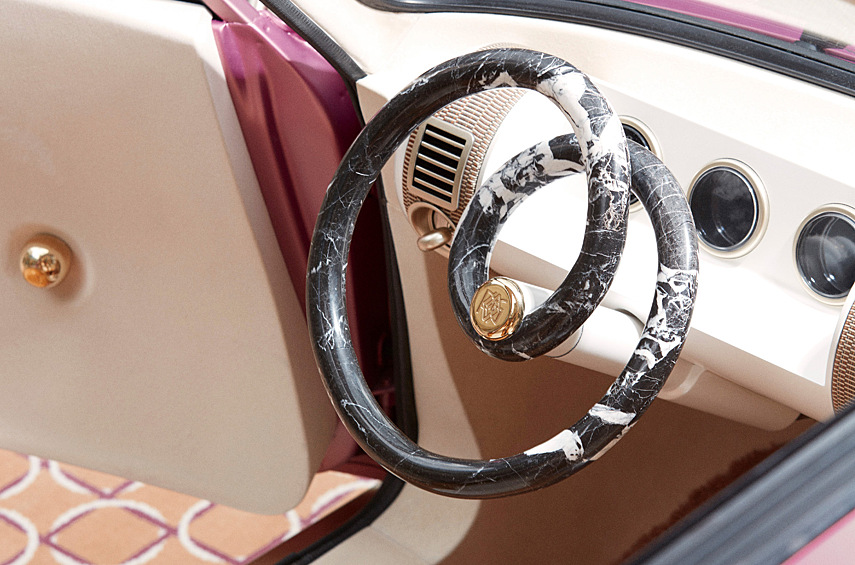 Усечённые сферы вместо дверных ручек, рукояток стеклоподъёмников и селектора трансмиссии изготовлены из позолоченной латуни и нержавейки.