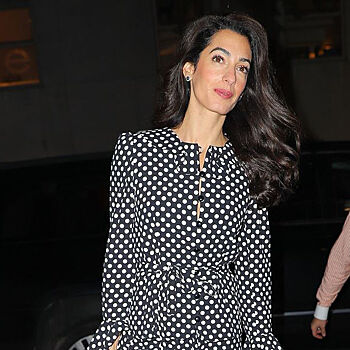 Амаль Клуни отметила годовщину брака с Джорджем Клуни в простом платье в горошек
