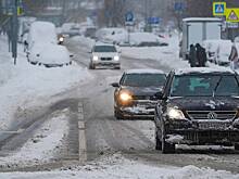 Движение на проспекте Маршала Жукова затруднено из-за застрявшего под ограничителем высоты грузовика