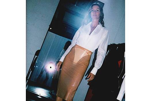 Модель Жизель Бюндхен показала фигуру в прозрачной юбке из латекса