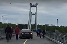 В Красноярске иномарка выехала на пешеходный вантовый мост