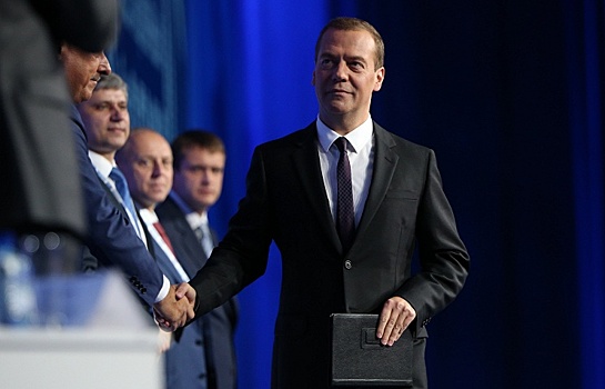 Медведев пообещал не "разгонять" дефицит бюджета