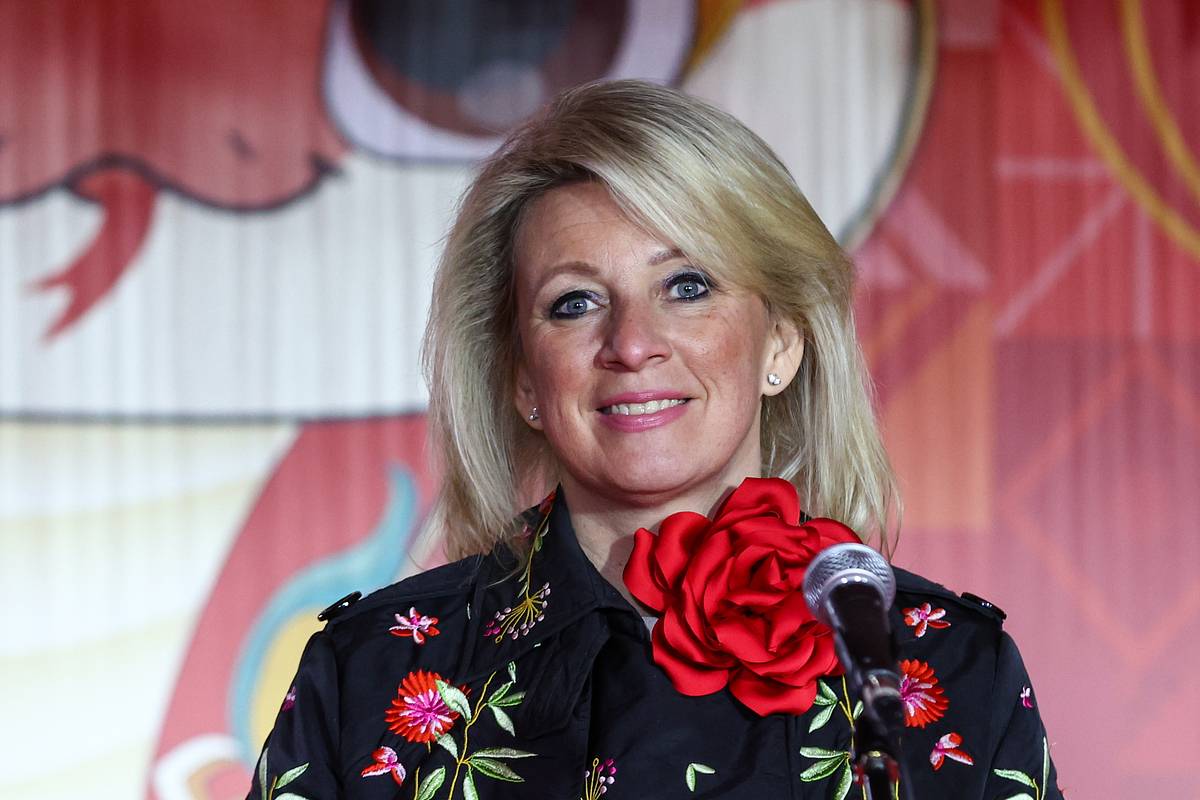 Захарова пошутила над словами Макрона о безопасности Европы