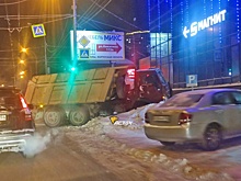 В Новосибирске КамАЗ увяз в сугробе на пересечении Богаткова и Пролетарской