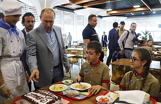 Президент РФ Владимир Путин и директор Международного детского центра "Артек" Алексей Каспржак (слева на втором плане) во время посещения столовой в Международном детском центре "Артек".