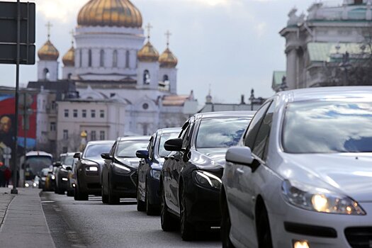 Более двух тысяч машин с иностранными номерами эвакуировали с улиц столицы с начала года