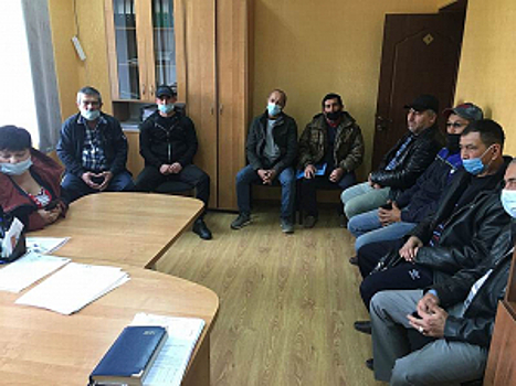 В Оренбургской области полицейские совместно с общественником провели встречу с иностранными гражданами