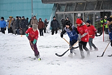 Школьники Гатчинского района сразились в хоккей в валенках