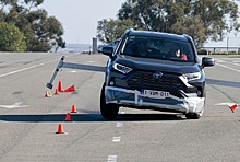 Посмотрите, как Toyota RAV4 с доработанной системой стабилизации справился с «лосиным тестом»