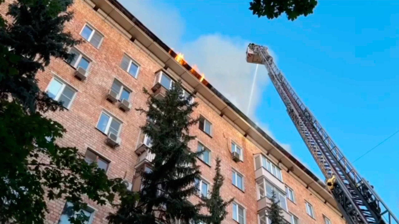 В Москве вспыхнул пожар в многоэтажке на двух тысячах квадратов