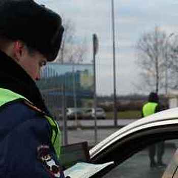 Опубликовано видео ДТП с наездом на полицейского Mercedes с номерами серии АМР в центре Москвы