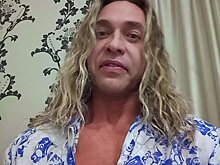 «Я вас обожаю»: Тарзан записал в кровати новогоднее видео