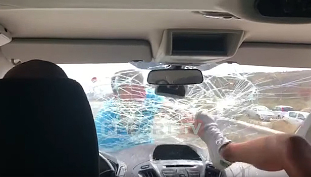 Албанский ресторатор напал на машину c туристами, недовольными его едой. Видео