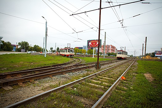 «Это неэстетично»: мэрию Челябинска возмутила трава на трамвайных путях