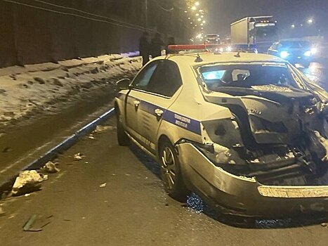 Мусоровоз врезался в машину ГАИ в Петербурге