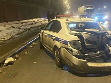 Мусоровоз врезался в машину ГАИ в Петербурге