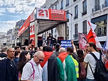 Тысячи парижан вышли на демонстрацию против Макрона и нового премьера