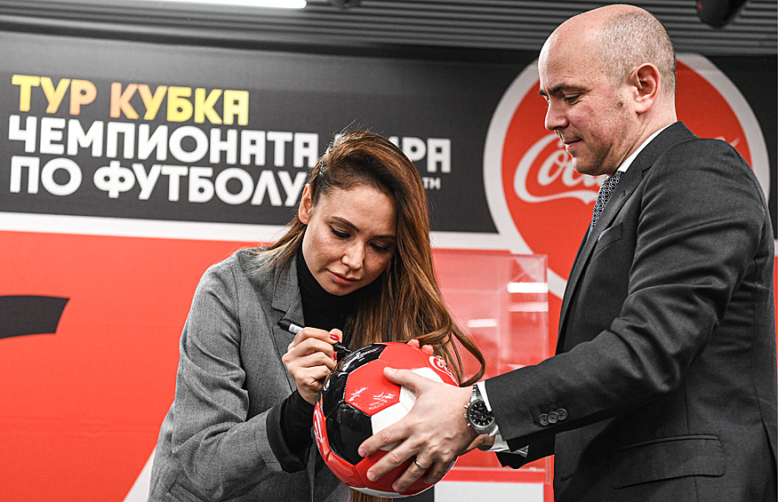 Посол чемпионата мира по футболу 2018 года, чемпионка мира по художественной гимнастике, телеведущая Ляйсан Утяшева во время встречи кубка чемпионата мира по футболу FIFA 2018 на стадионе "Екатеринбург Арена"