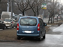 За парковку на газонах автомобилистов будут штрафовать