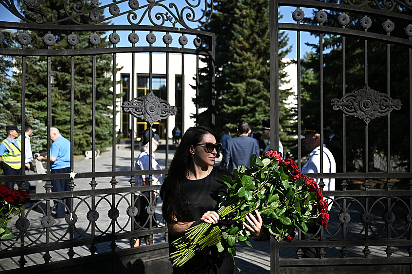 Гости перед началом церемонии прощания с бывшим министром транспорта Романом Старовойтом в ЦКБ, Москва, 10 июля 2025 года