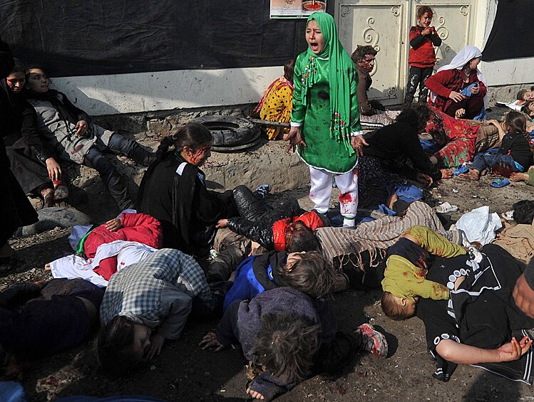12-летняя плачущая девочка вокруг раненых и убитых в Кабуле, Афганистан, 2012