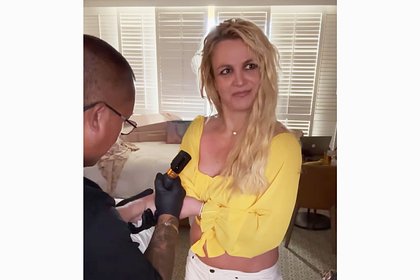 Бритни Спирс сделала тату на камеру и оценила ее фразой «это отстой»