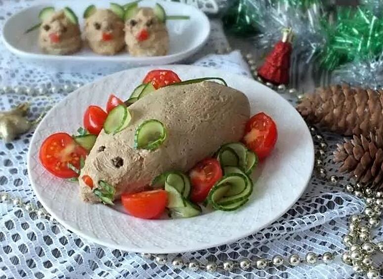 Особо впечатлительные вообразят что похуже, но это всего лишь слепленная из куриного паштета крыса.  