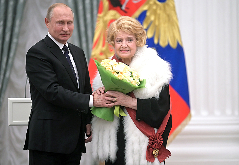 Президент РФ Владимир Путин и народная артистка СССР, президент МХАТ имени Максима Горького Татьяна Доронина, удостоенная ордена "За заслуги перед Отечеством" I степени, на церемонии вручения государственных наград за выдающиеся достижения в области культуры, медицины, спорта, производства в Екатерининском зале Кремля, 2019 год