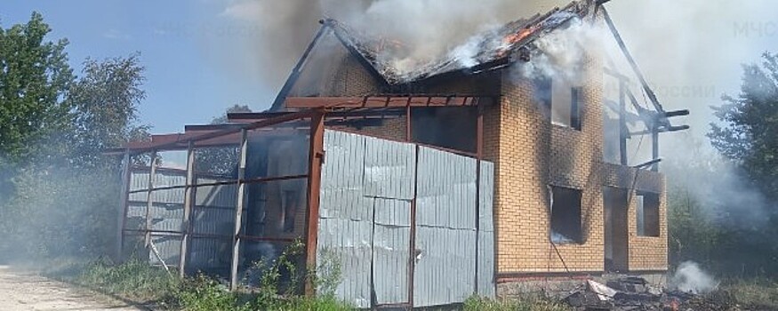 На Правом берегу Калуги сгорел недостроенный коттедж