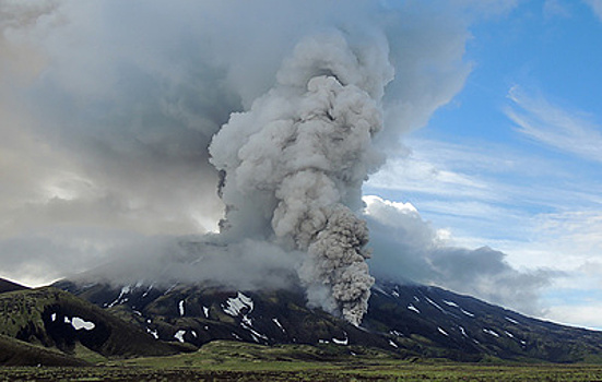 На Камчатке пилот посадил вертолет Robinson на вулкан и умер