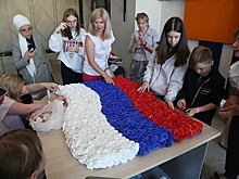 В Казани изготовили самый большой флаг России из роз ручной работы