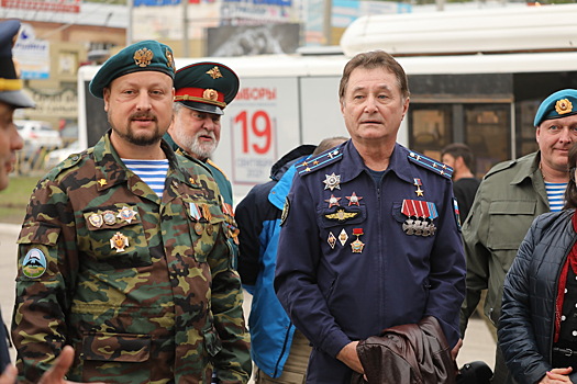 Военнослужащие соединения спецназа ЦВО организовали торжественный прием ветеранов