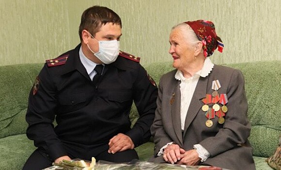 В Севастополе полицейские вручили паспорт ветерану Великой Отечественной войны