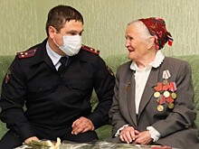 В Севастополе полицейские вручили паспорт ветерану Великой Отечественной войны
