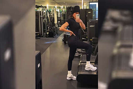 Бизнесвумен Хлои Кардашьян в легинсах и топе снялась в спортзале