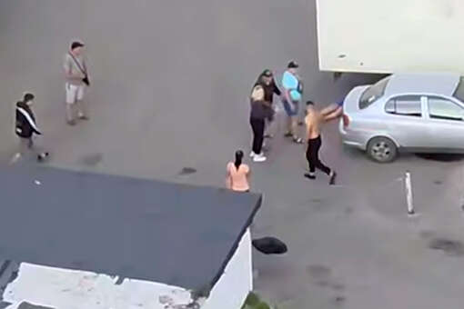 В Красноярске на видео попало, как мужчины жестко избили друг друга на парковке