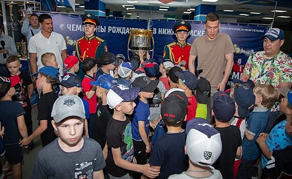 Шарипзянов и Якупов привезли Кубок Гагарина в Нижнекамск, заехали на НКНХ и порадовали пацанов