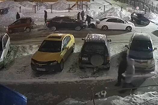 Российские подростки избили сверстника, бросили его под машину и попали на видео