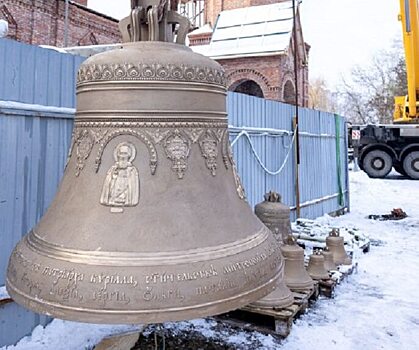 В Энгельсе впервые прозвучал двухтонный церковный колокол для строящегося храма