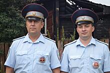 В Ивановской области сотрудники ГИБДД спасли женщину из горящего дома