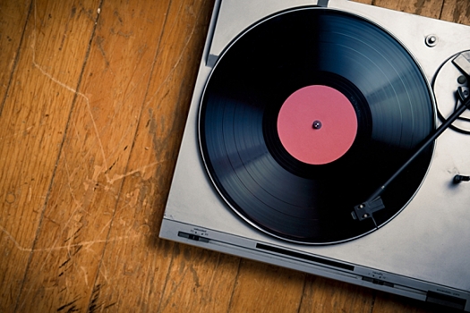 Доход от продажи винилов и CD-дисков в США превысил доход от скачивания музыки