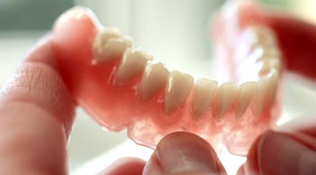 Стоматологи: вставная челюсть провоцирует недоедание